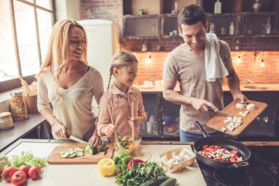 Famille heureuse dans sa cuisine flambant neuve